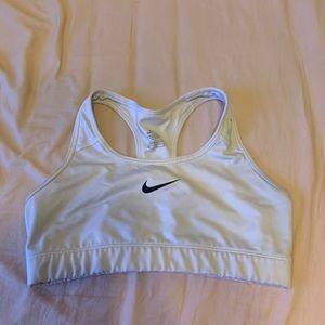 NIKE SPORTS BRA SIZE M GENTLY USED